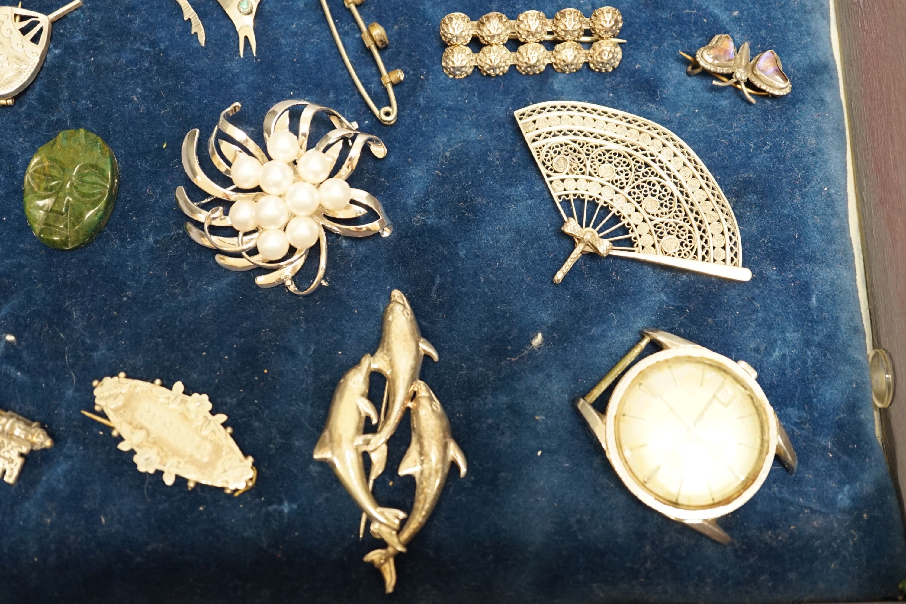 A small collection of costume jewellery and brooches.